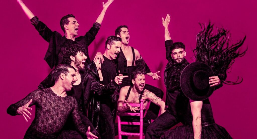 Bailarines durante alguna escena de la obra Muerta de Amor