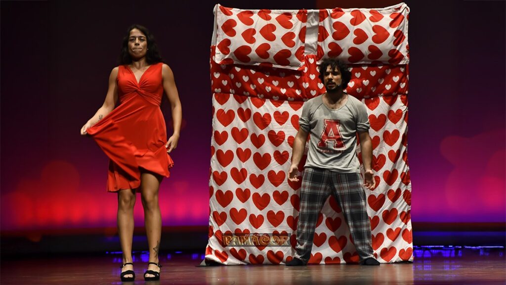 2 actores (hombre y mujer) durante una escena de la obra de humor orgasmos - la comedia