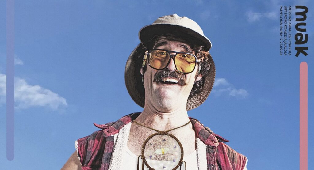 El actor Víctor Ortiz posa en el cartel anunciador del espectáculo
