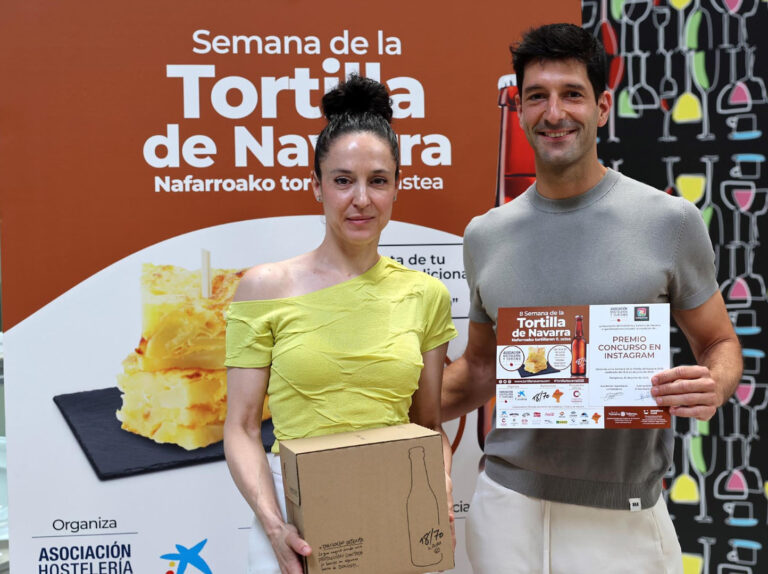 Premio al Concurso de Fotografía en Instagram, recogido por Mikel Tanco junto a la representante de Heineken