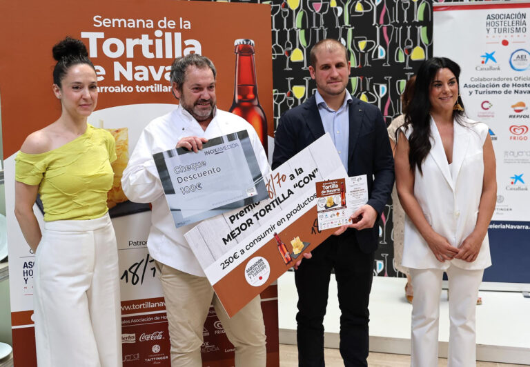 Entrega del premio a la mejor tortilla con al Bar La Catedral de Tudela, junto a representantes de Heineken, Ayuntamiento de Pamplona y AEHN