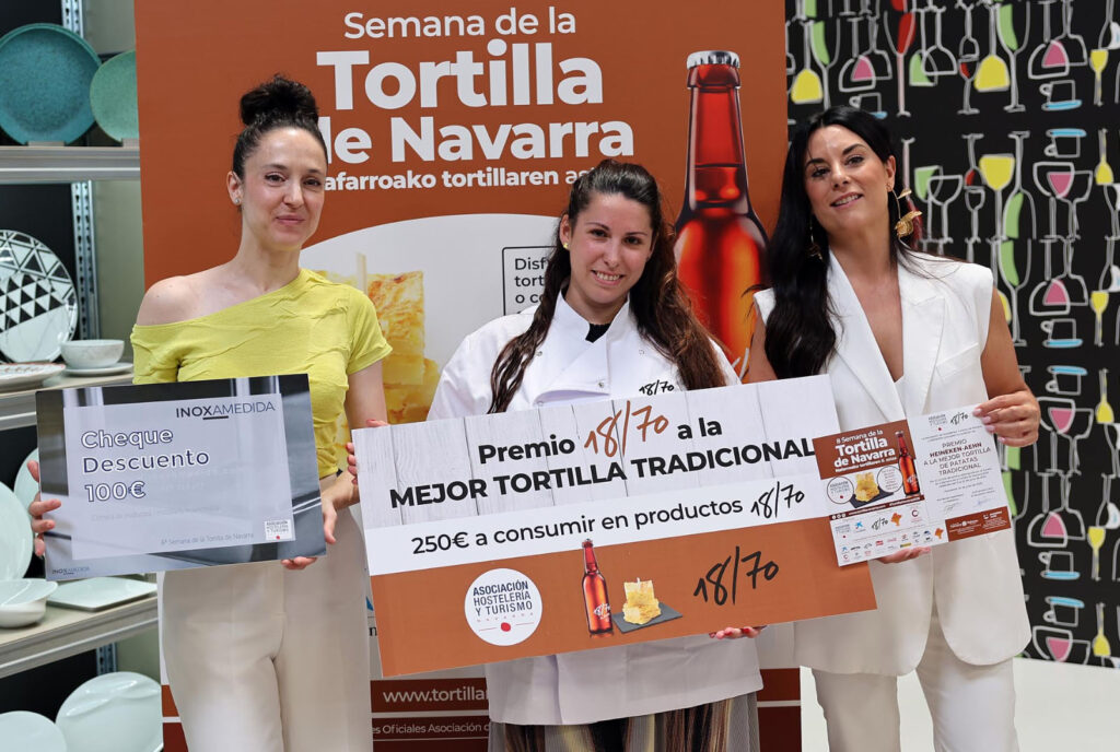 Entrega del premio a la mejor tortilla tradicional al Bar Monasterio, junto a representantes de Heineken y AEHN