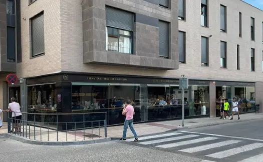 Fachada del establecimiento haciendo esquina
