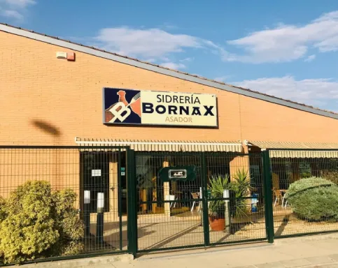 Edificio donde está la sidreria, con cartel grande con el nombre