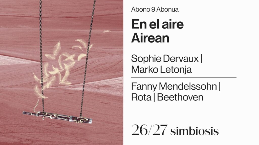 Cartel de la temporada 2026/2027 de la Orquesta Sinfónica de Navarra, dentro del concepto “simbiosis”, dedicado al programa “En el aire / Airean”. La imagen presenta una escena poética y surrealista: un fagot suspendido como si fuera el asiento de un columpio, sujeto por cadenas, sobre un paisaje rosado de textura ondulada. A su alrededor flotan plumas blancas, reforzando la sensación de ligereza, suspensión y movimiento. El conjunto transmite delicadeza, imaginación y una relación visual entre música, aire y equilibrio.