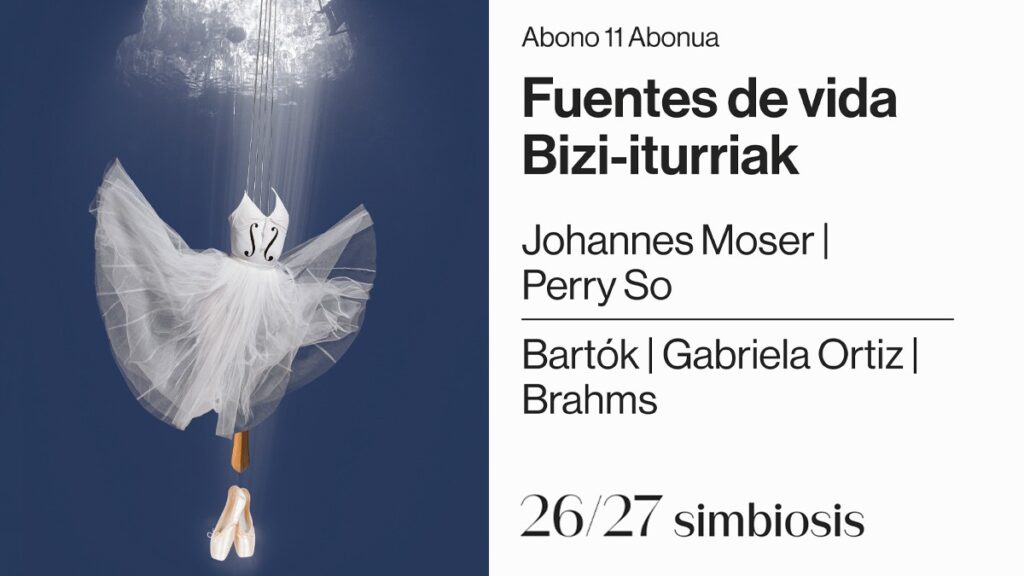 Cartel de la temporada 2026/2027 de la Orquesta Sinfónica de Navarra, dentro del concepto “simbiosis”, dedicado al programa “Fuentes de vida / Bizi-iturriak”. La imagen presenta una escena submarina de gran delicadeza visual: un instrumento de cuerda aparece suspendido bajo el agua, transformado con un tutú blanco que recuerda a una bailarina, acompañado por unas zapatillas de ballet. La luz entra desde la superficie y crea una atmósfera serena, casi onírica. El conjunto une música, danza y agua en una composición poética que transmite fragilidad, belleza, movimiento y vida.
