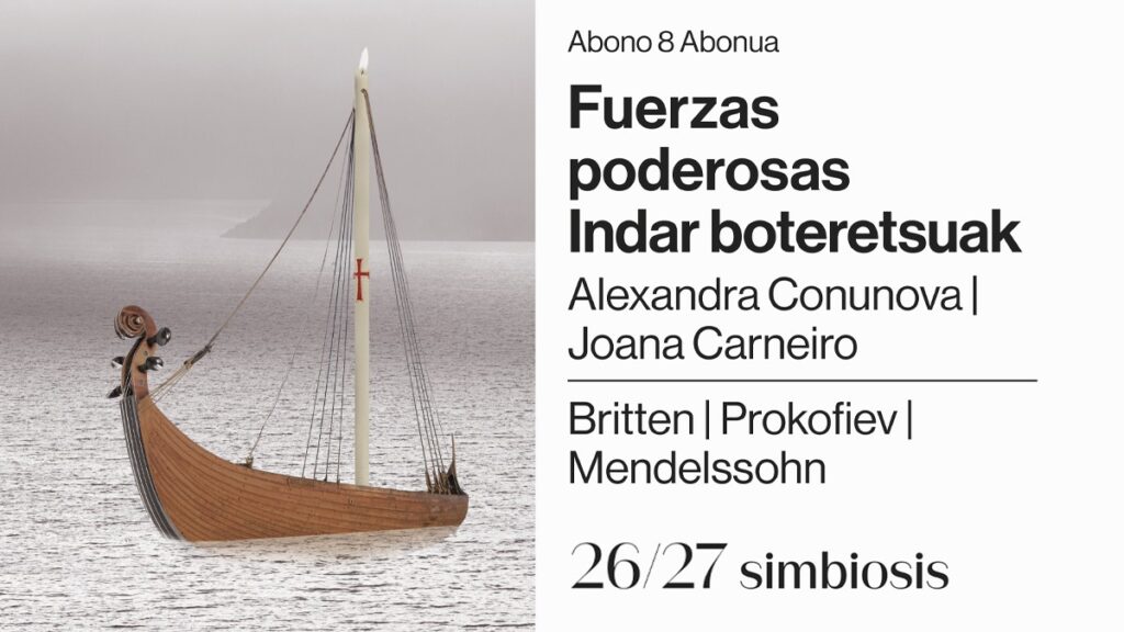 Cartel de la temporada 2026/2027 de la Orquesta Sinfónica de Navarra, dentro del concepto “simbiosis”, dedicado al programa “Fuerzas poderosas / Indar boteretsuak”. La imagen presenta una composición sobria y evocadora, con una embarcación antigua sobre un mar gris y luminoso. La vela aparece transformada en un elemento vertical casi escultórico, mientras la proa incorpora detalles que recuerdan a instrumentos musicales. El conjunto transmite viaje, tensión, resistencia y fuerza, con una estética serena pero cargada de simbolismo.
