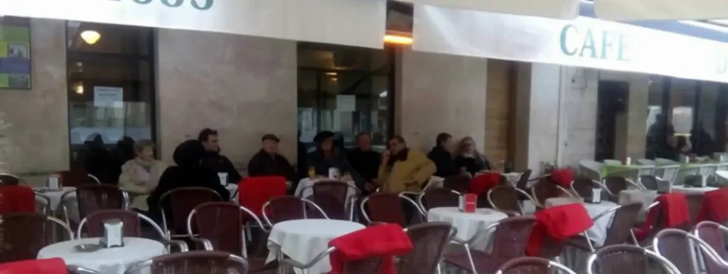 terraza con mucha gente del establecimiento