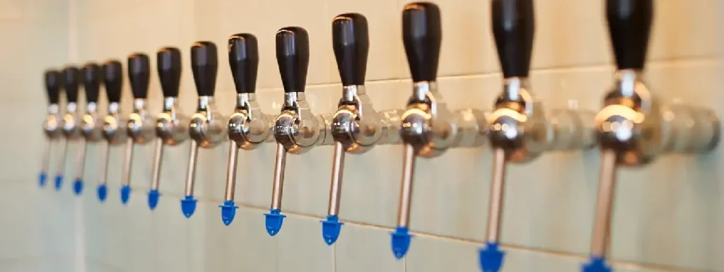 tiradores de cerveza que tienen en el bar,