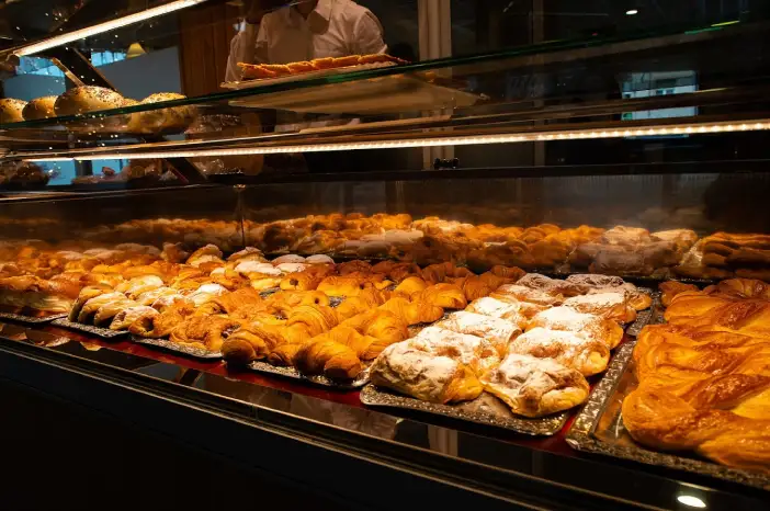Mostrador de la pasteleria con todos los bollos disponibles
