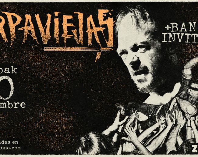 Cartel promocional de Arpaviejas con imagen en blanco y negro de un cantante sobre el público durante una actuación en directo.