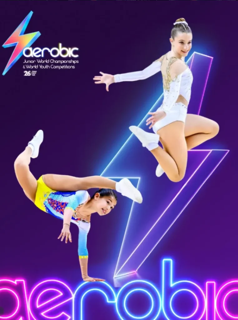 Dos jóvenes gimnastas de aerobic realizando figuras acrobáticas sobre un fondo morado con luces de neón y el logotipo del Aerobic Junior World Championships 2026.