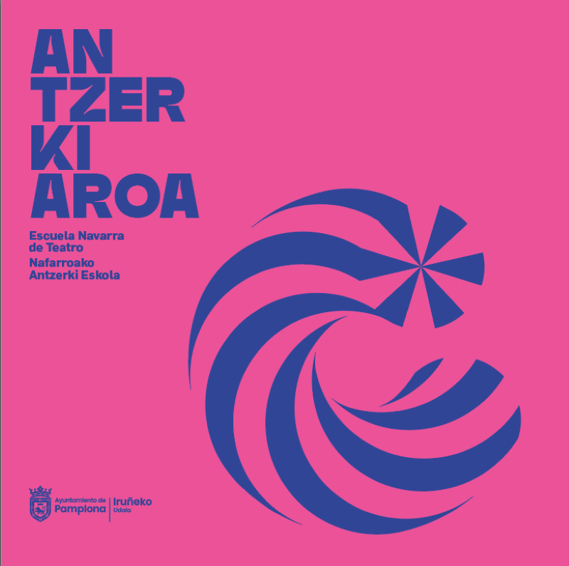 Cartel gráfico de «Antzerki Aroa» de la Escuela Navarra de Teatro, con fondo rosa y elementos tipográficos y formas abstractas en azul. En la parte inferior aparece el logotipo del Ayuntamiento de Pamplona.