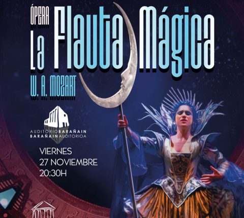 Cartel de la ópera «La Flauta Mágica» de W. A. Mozart. En el centro aparece una intérprete caracterizada con vestuario fantástico, sosteniendo un gran elemento en forma de luna creciente. La representación tendrá lugar el viernes 27 de noviembre a las 20:30 h en el Auditorio Barañáin.