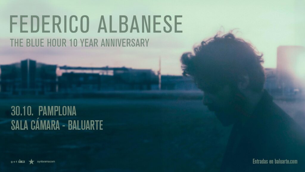 Cartel del concierto de Federico Albanese con motivo del 10.º aniversario de «The Blue Hour». La imagen muestra la silueta desenfocada del artista sobre un fondo en tonos azulados. El concierto tendrá lugar el 30 de octubre en la Sala Cámara de Baluarte, Pamplona.