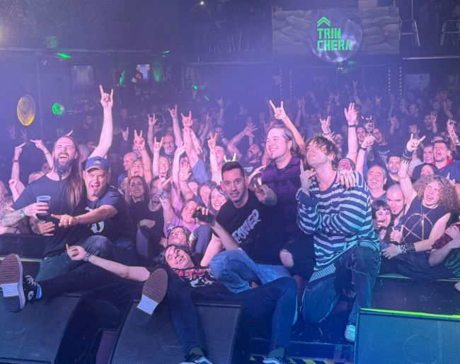 Selfie del grupo de músicos con el público