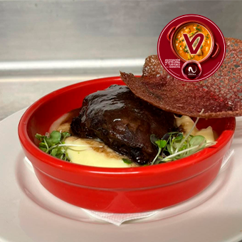 Cazuela de carrilleras de vacuno navarro al vino tinto, con crema de patata y teja de parmesano y vino tinto. Para la presentación ponemos crema de patata en la base de la cazuelica, encima una porción de carrillera con reducción de la salsa de vino, terminamos con un trozo de teja ... buen provecho.