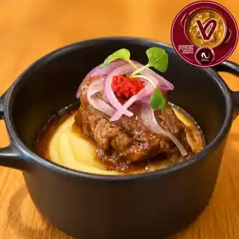 Cazuelica Carrillera ibérica con piquillo y cebolla encurtida oriental del Bar La Escalerica Centro