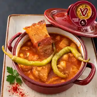 Callicos con garbanzos del primo Félix decorados con papada ibérica y guindilla