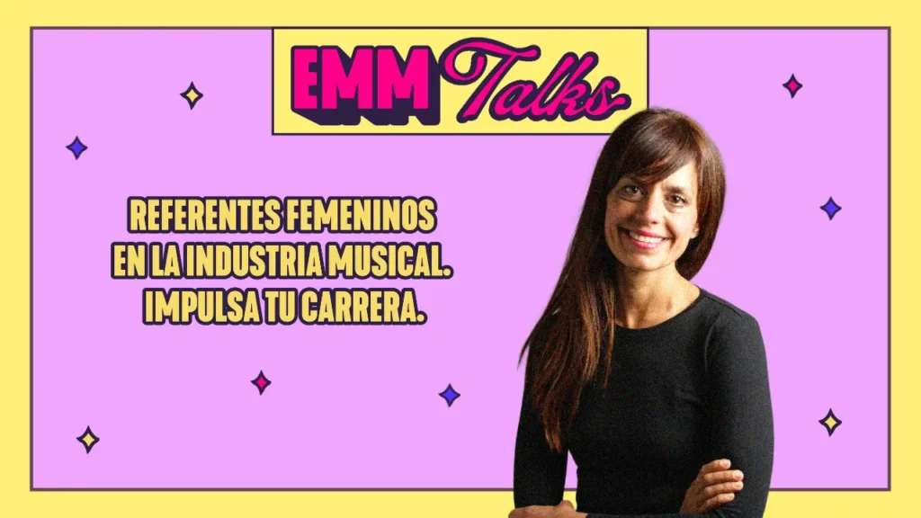 Banner de EMM Talks sobre referentes femeninos en la industria musical. Sobre un fondo rosa y amarillo aparece una mujer sonriente vestida de negro, junto al texto: “Referentes femeninos en la industria musical. Impulsa tu carrera”.