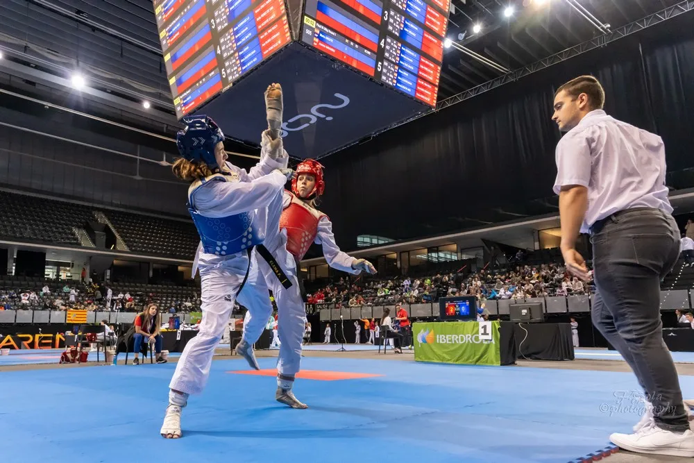 Una pareja de deportivas en una competición de taekwondo,