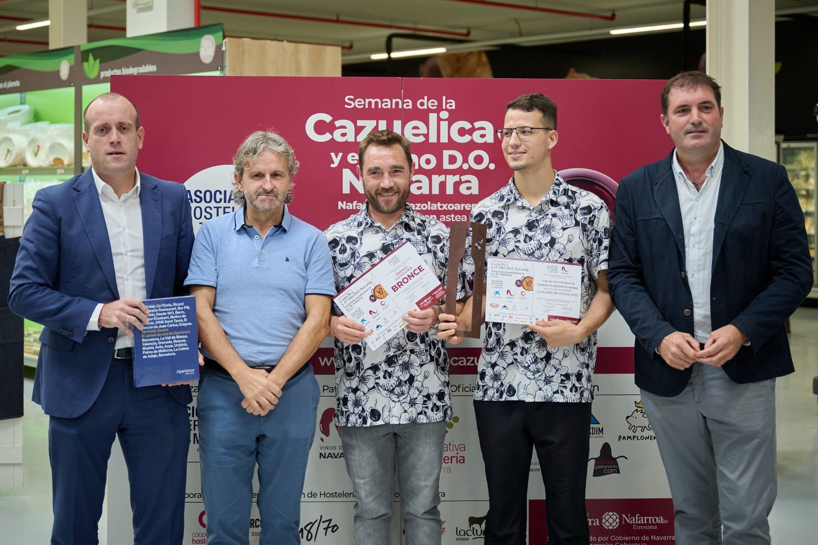 Entrega del Premio Bronce de la 25ª Semana de la Cazuelica y el Vino D.O. Navarra, con el equipo premiado mostrando el diploma y los obsequios recibidos.