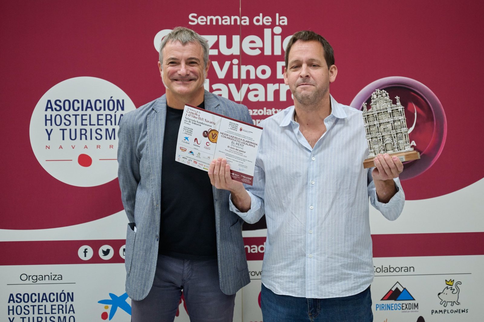Entrega de la mención a la mejor cazuelica elaborada con producto local Km 0, con el diploma y la reproducción en plata de la fachada del Ayuntamiento de Pamplona.