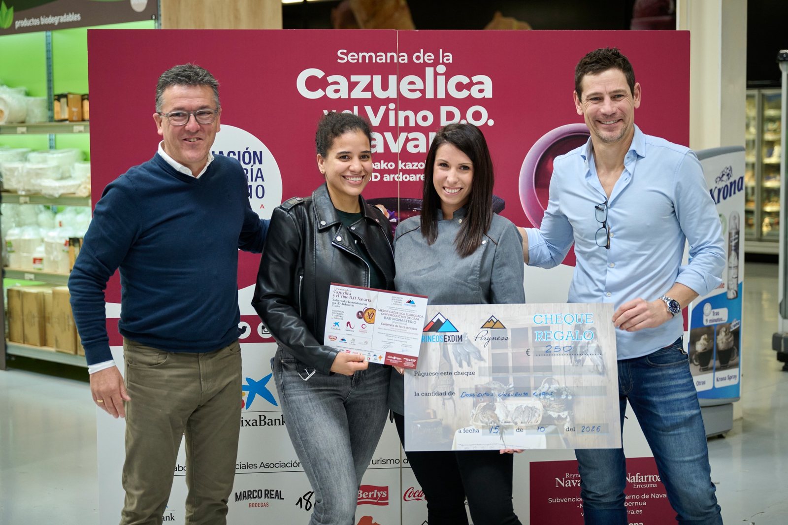 Entrega de la mención a la mejor cazuelica elaborada con productos de caza, con el diploma y el cheque de 250 euros de Pirineos Exdim.