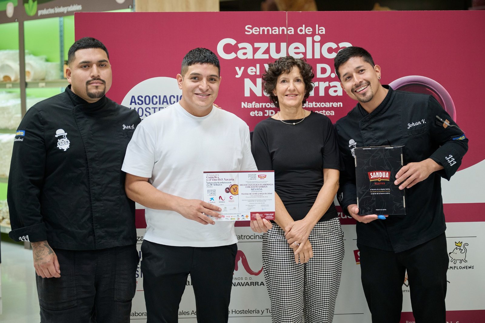 Grupo de cuatro personas durante la entrega de la mención a la mejor cazuelica elaborada con Aceites Sandúa, mostrando el diploma y el obsequio del premio.
