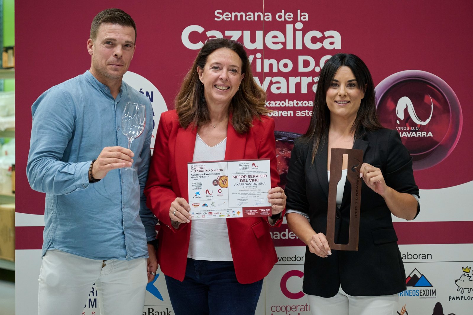 Entrega del Premio al Mejor Servicio del Vino, con el diploma, una copa de vino y la escultura de Vinos D.O. Navarra
