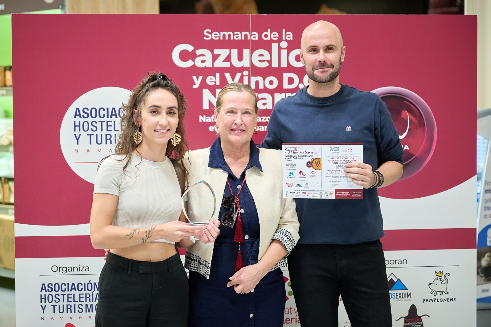 Entrega de la mención a la mejor cazuelica apta para personas con celiaquía, con el diploma y el trofeo de la Asociación de Celíacos de Navarra.